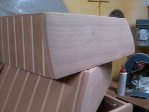 This is the last status with glued for and aft parts, and the side covered with 4 mm mahagony wood. It is still not varnished. The stripes go hand-in-hand with the stripes of the plates below.